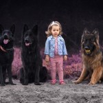 Dziewczynka z psami - fotografia